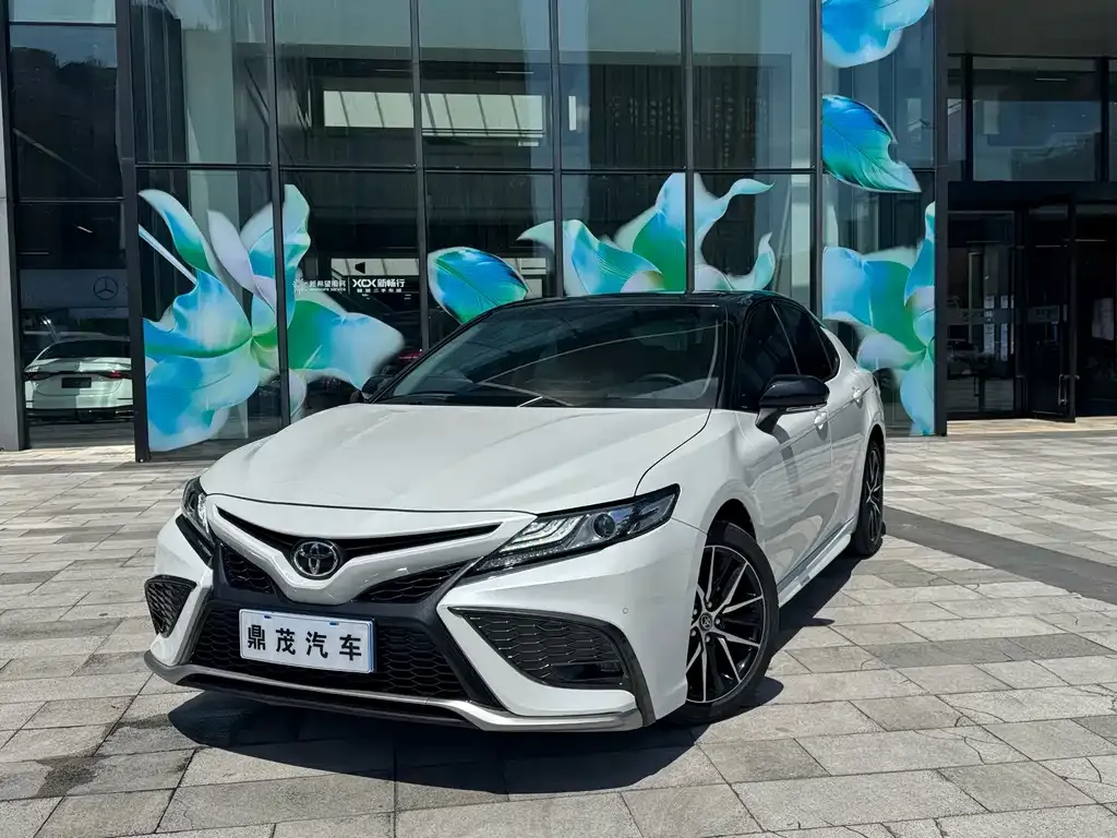 Toyota Camry — фото 1