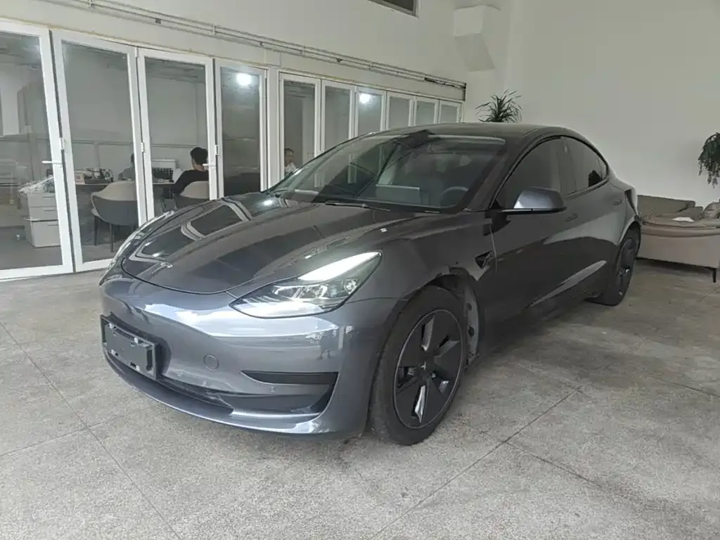 Tesla Model 3 — фото 1