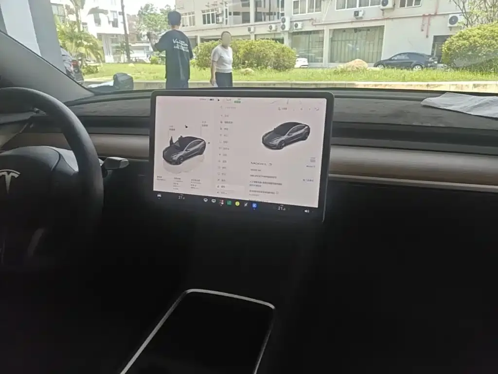Tesla Model 3 — фото 4