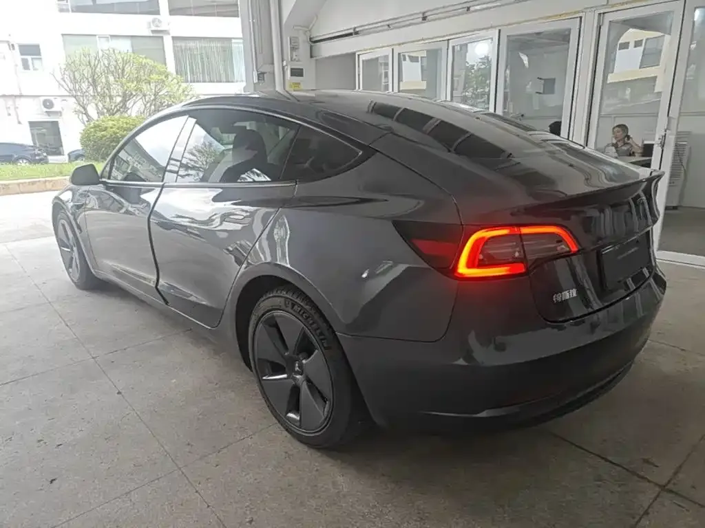 Tesla Model 3 — фото 3