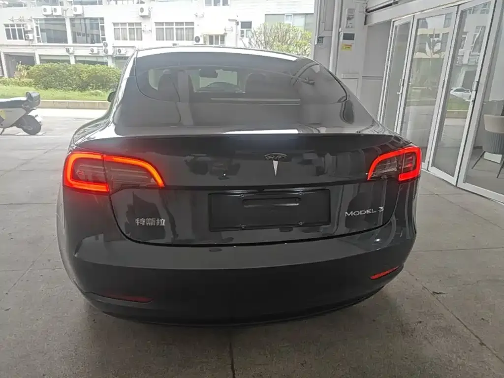 Tesla Model 3 — фото 5