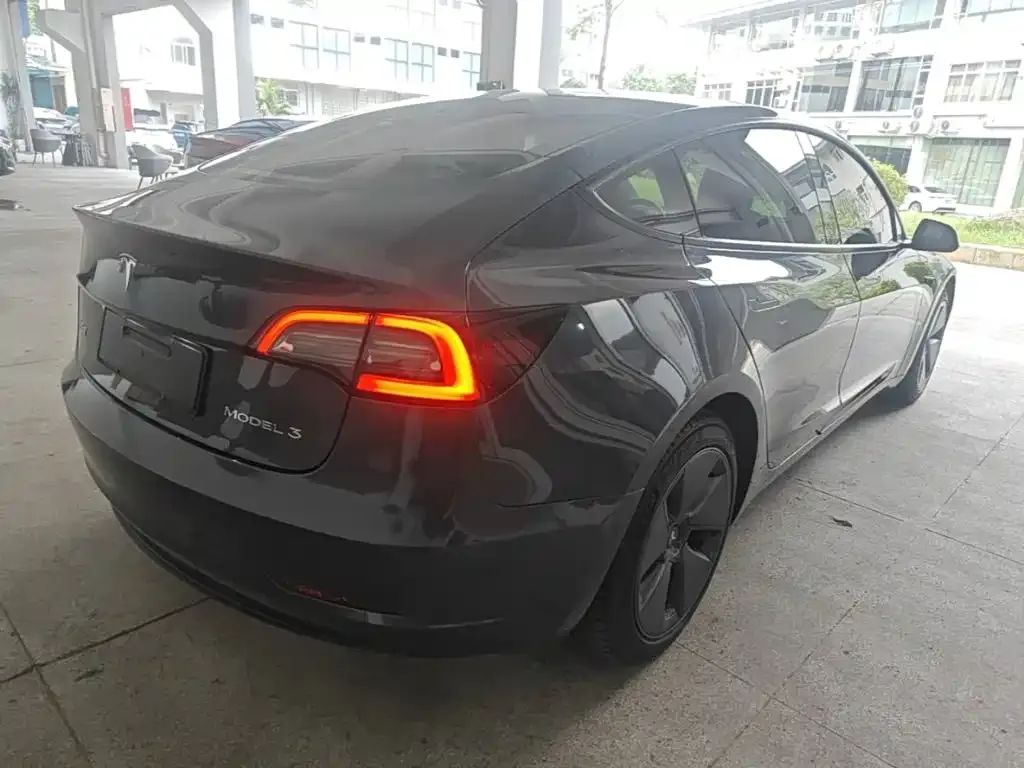 Tesla Model 3 — фото 9