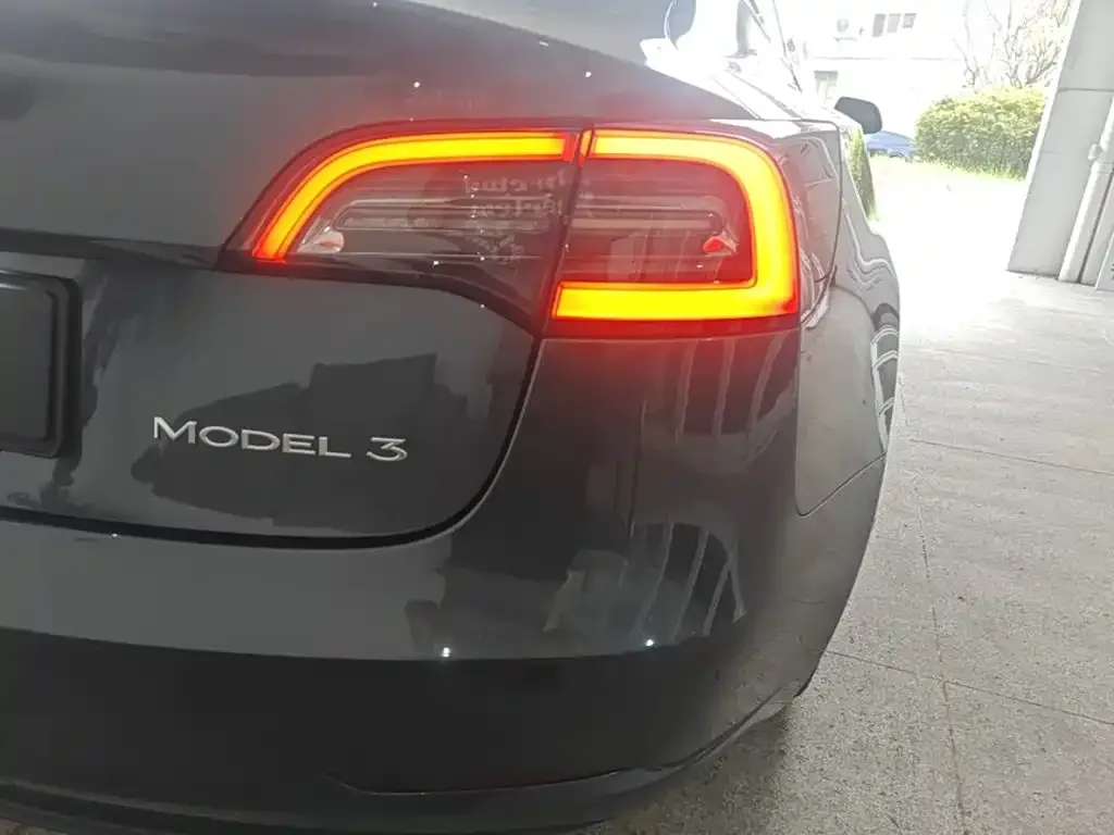 Tesla Model 3 — фото 2