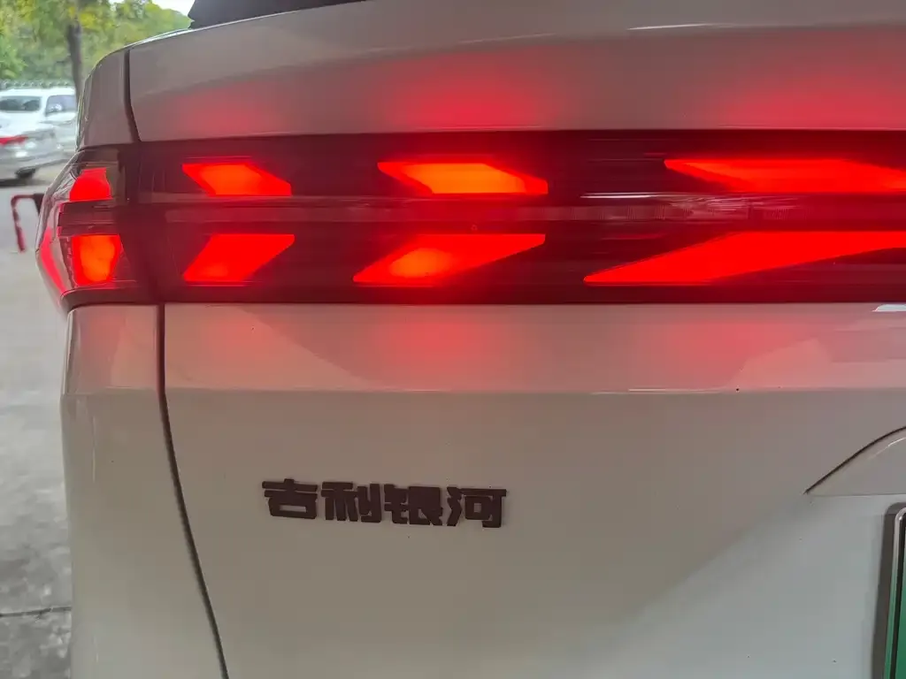 Geely Galaxy L7 — фото 8