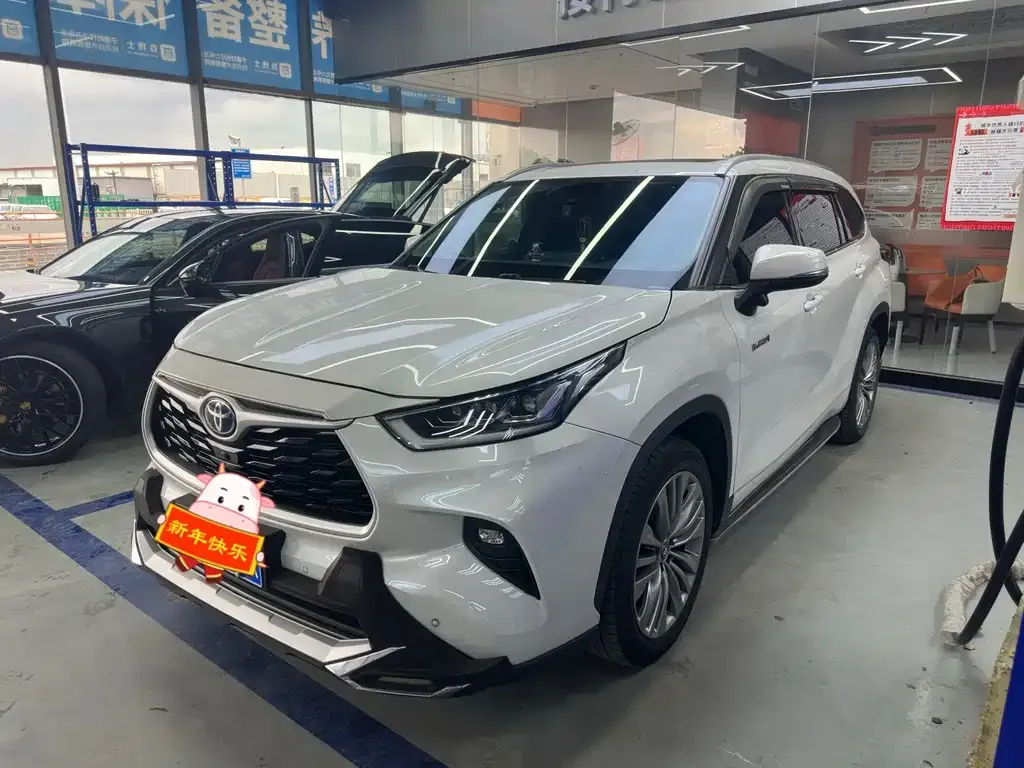Toyota Highlander — фото 1