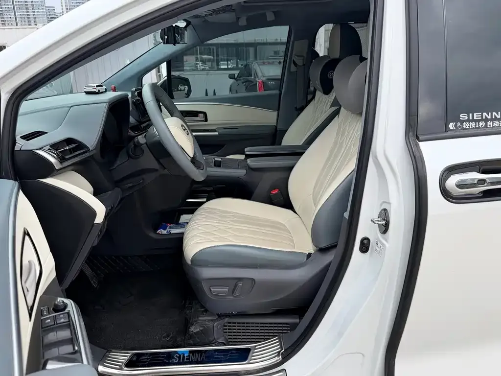 Toyota Sienna — фото 3