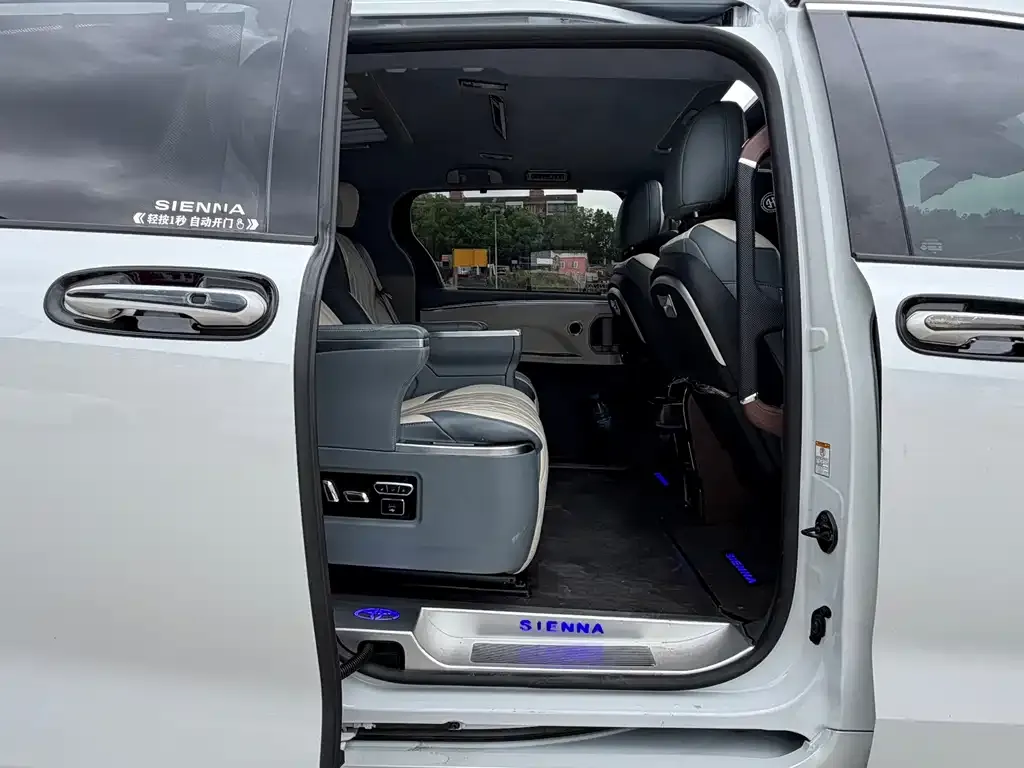Toyota Sienna — фото 2
