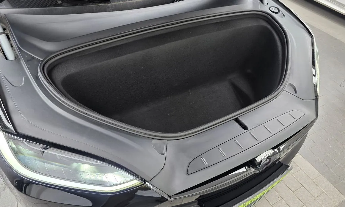 Tesla Model X — фото 9
