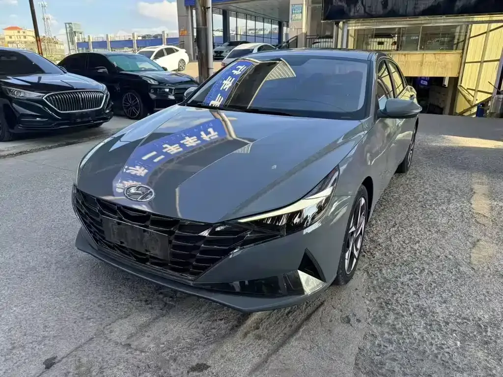 Hyundai Elantra — фото 1