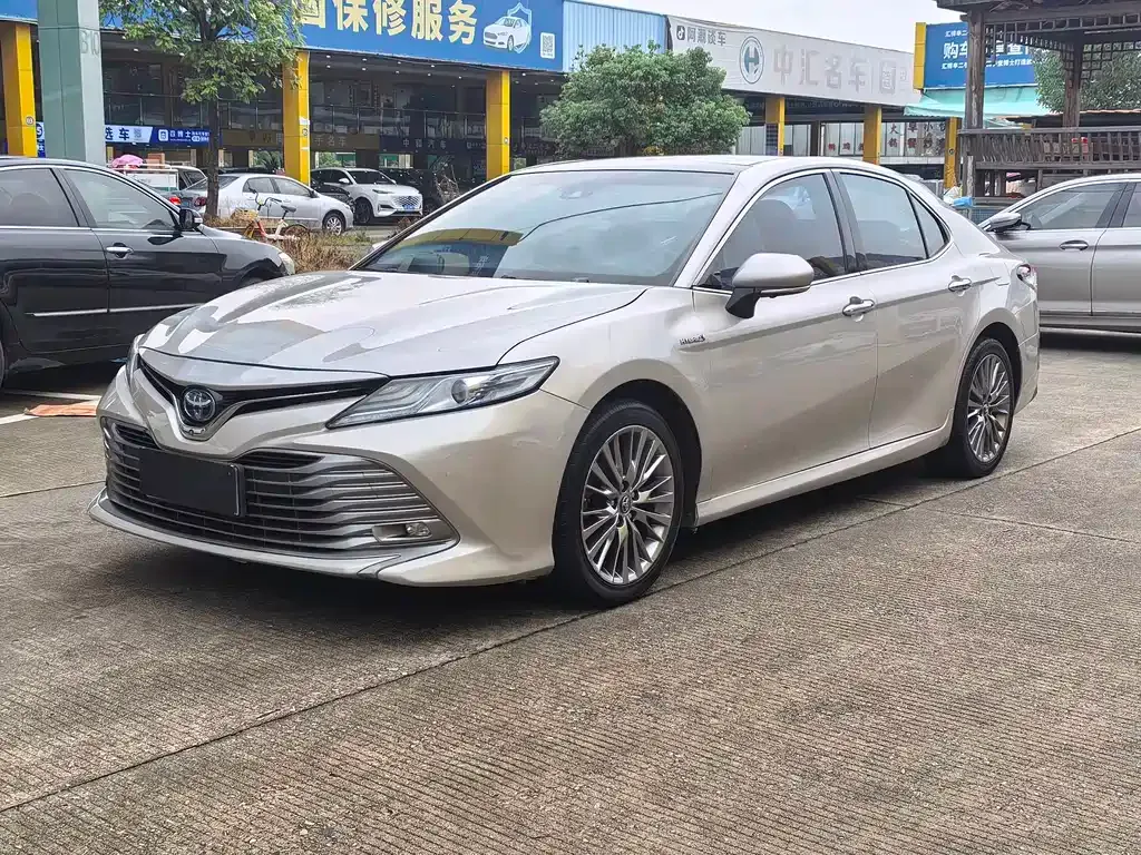Toyota Camry — фото 1
