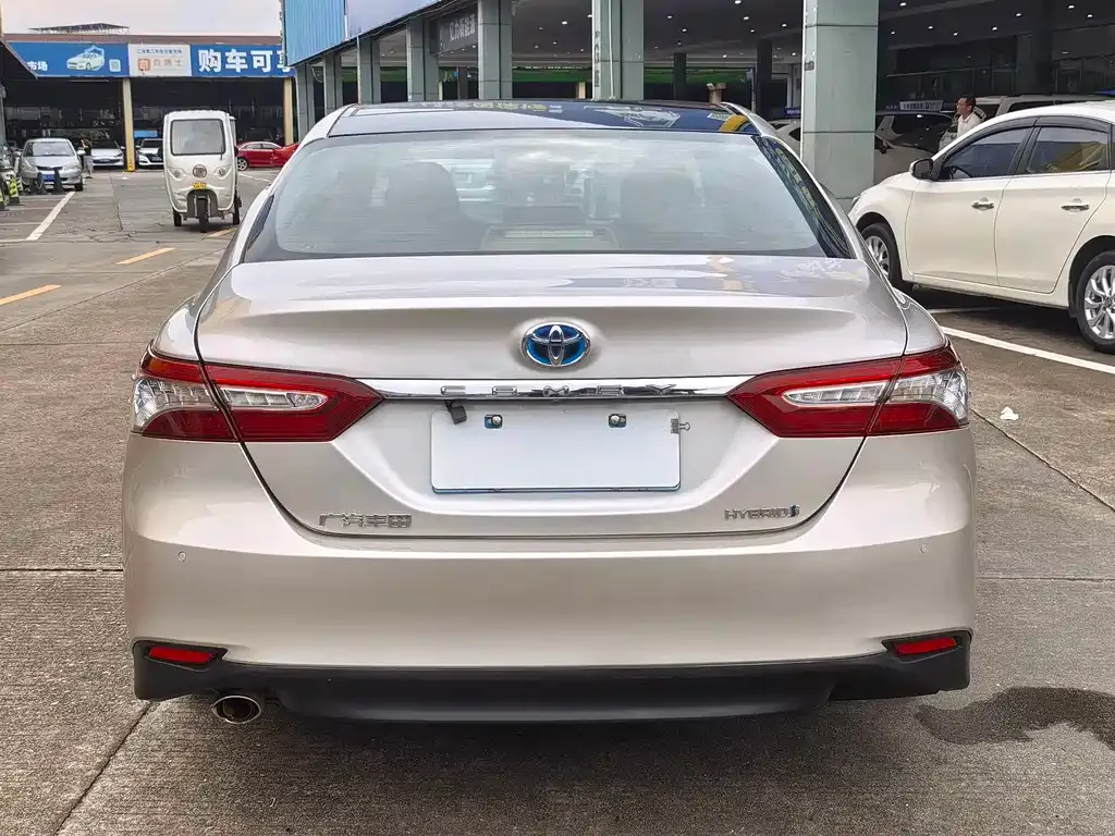 Toyota Camry — фото 3