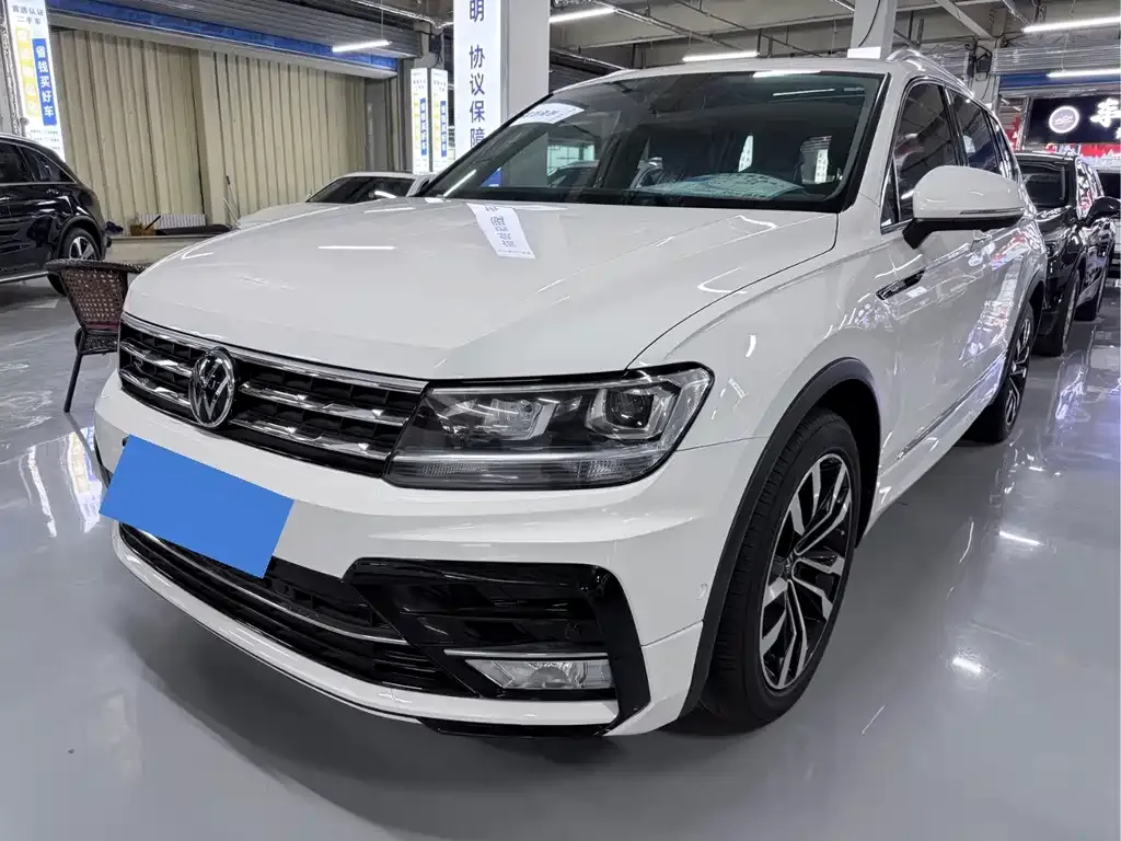 Volkswagen Tiguan L — фото 1