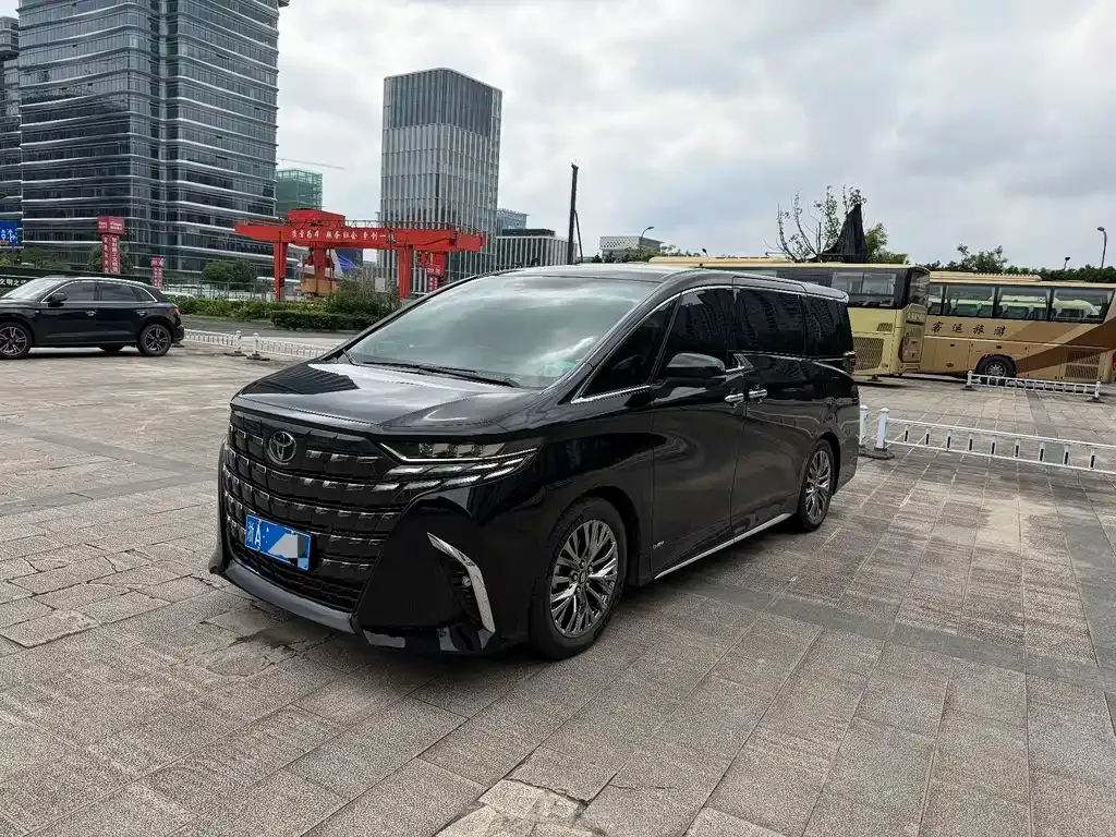 Toyota Alphard — фото 1