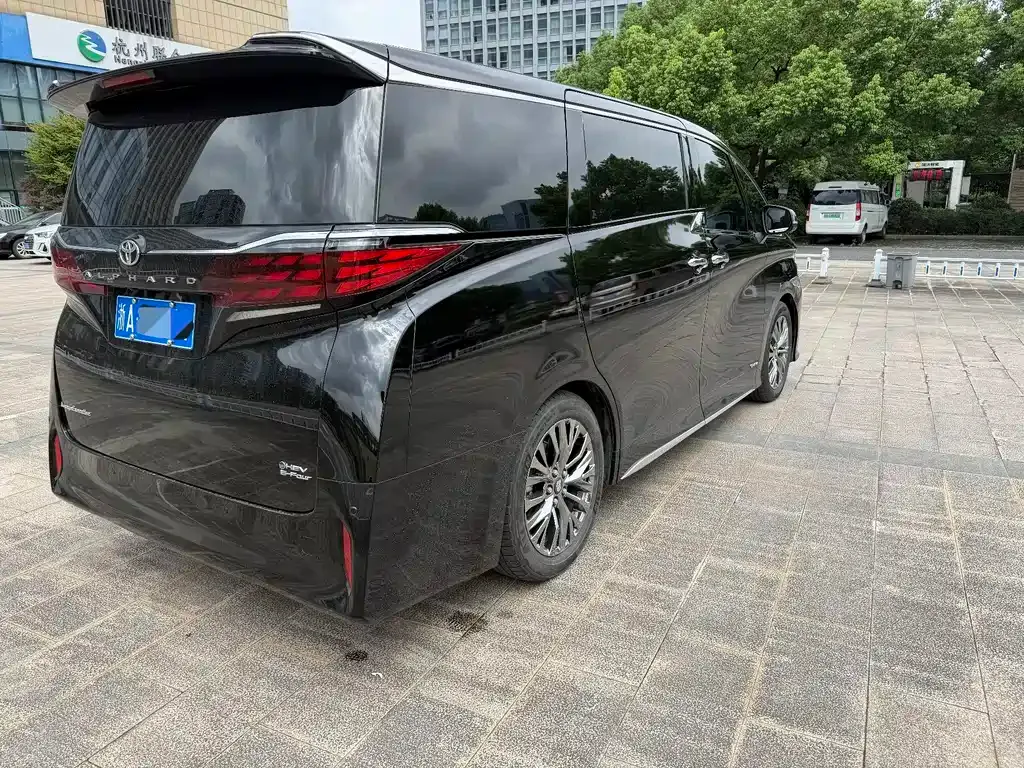 Toyota Alphard — фото 7
