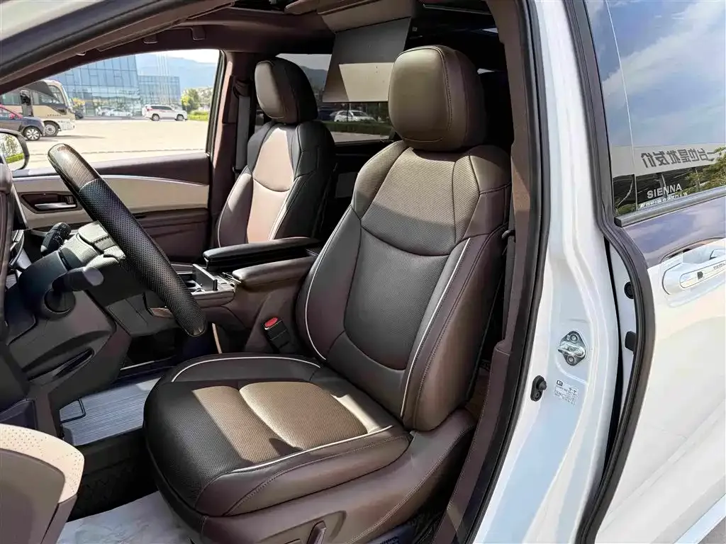 Toyota Sienna — фото 2