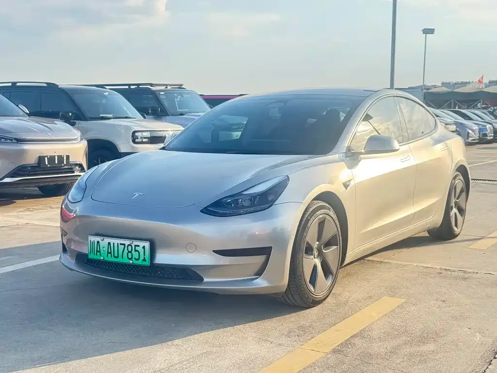 Tesla Model 3 — фото 1