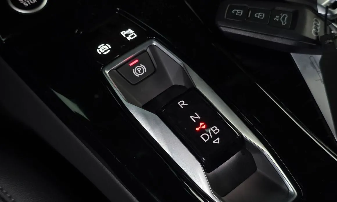 Audi Q6 e-tron — фото 8