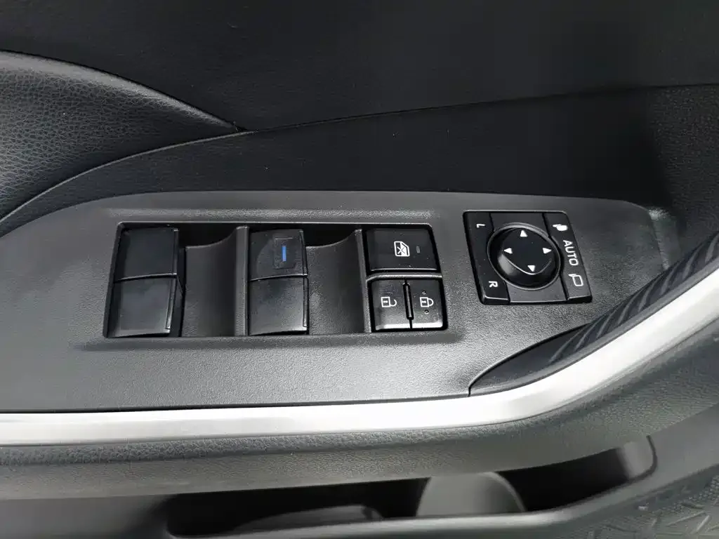 Toyota RAV4 — фото 10