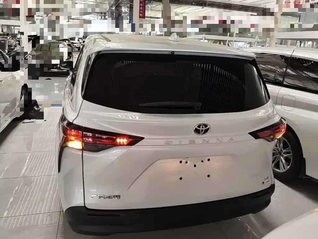 Toyota Sienna — фото 10
