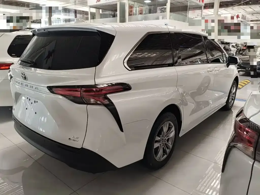Toyota Sienna — фото 9