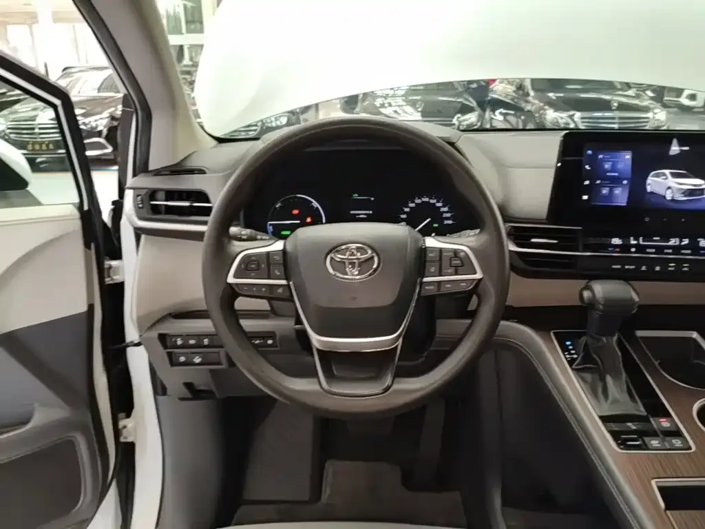 Toyota Sienna — фото 8