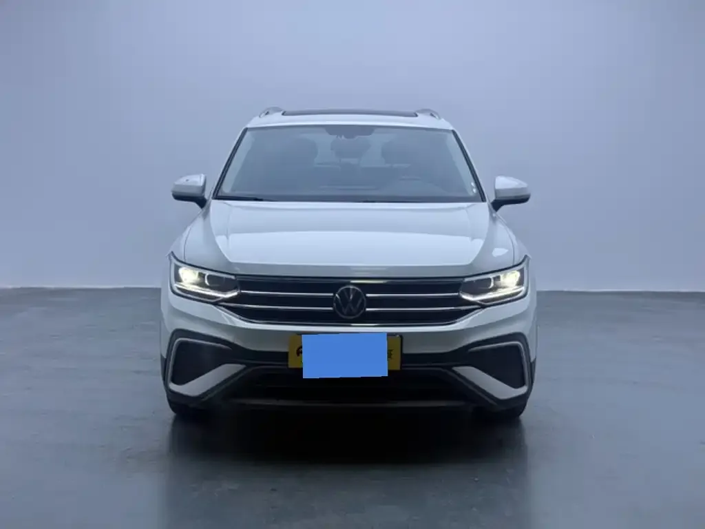 Volkswagen Tiguan L — фото 1