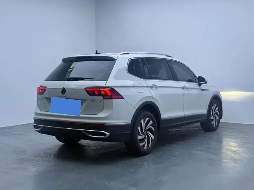 Volkswagen Tiguan L — фото 10