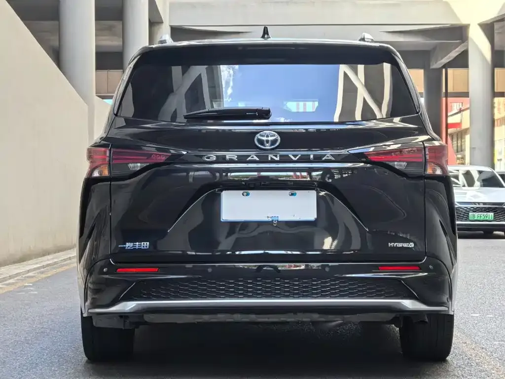 Toyota Granvia — фото 8