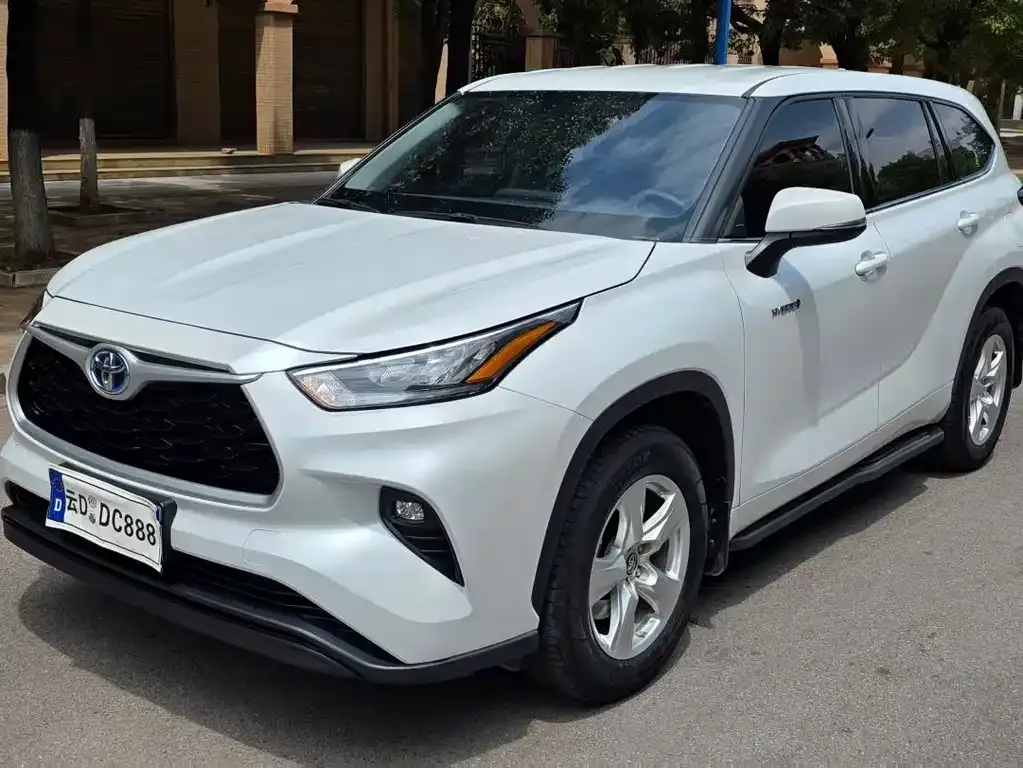 Toyota Highlander — фото 1