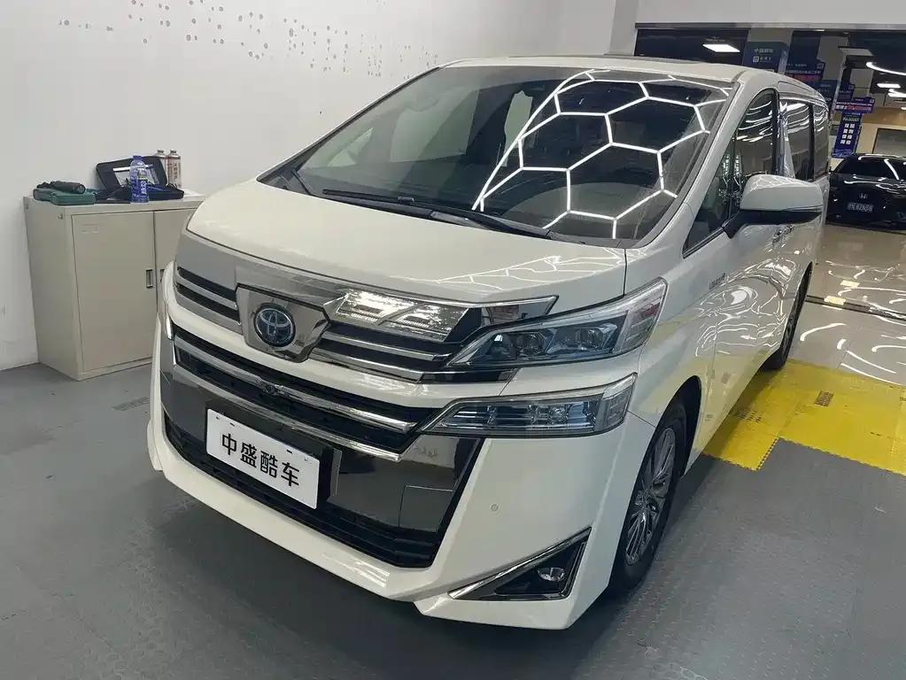 Toyota Vellfire — фото 1