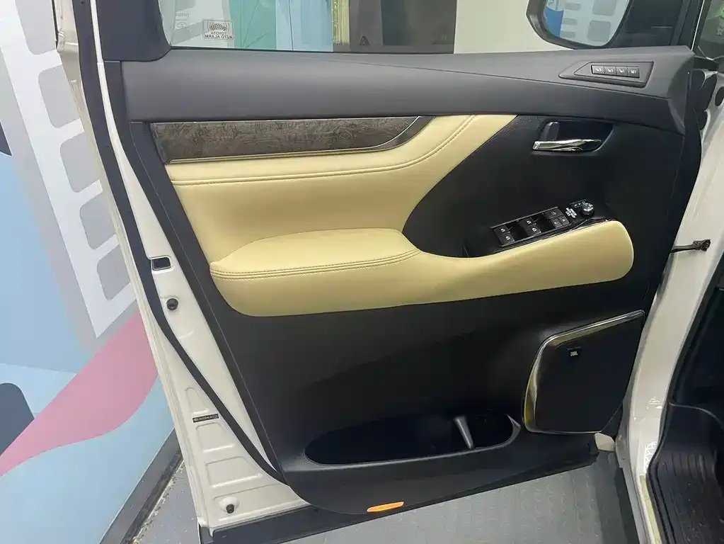 Toyota Vellfire — фото 8