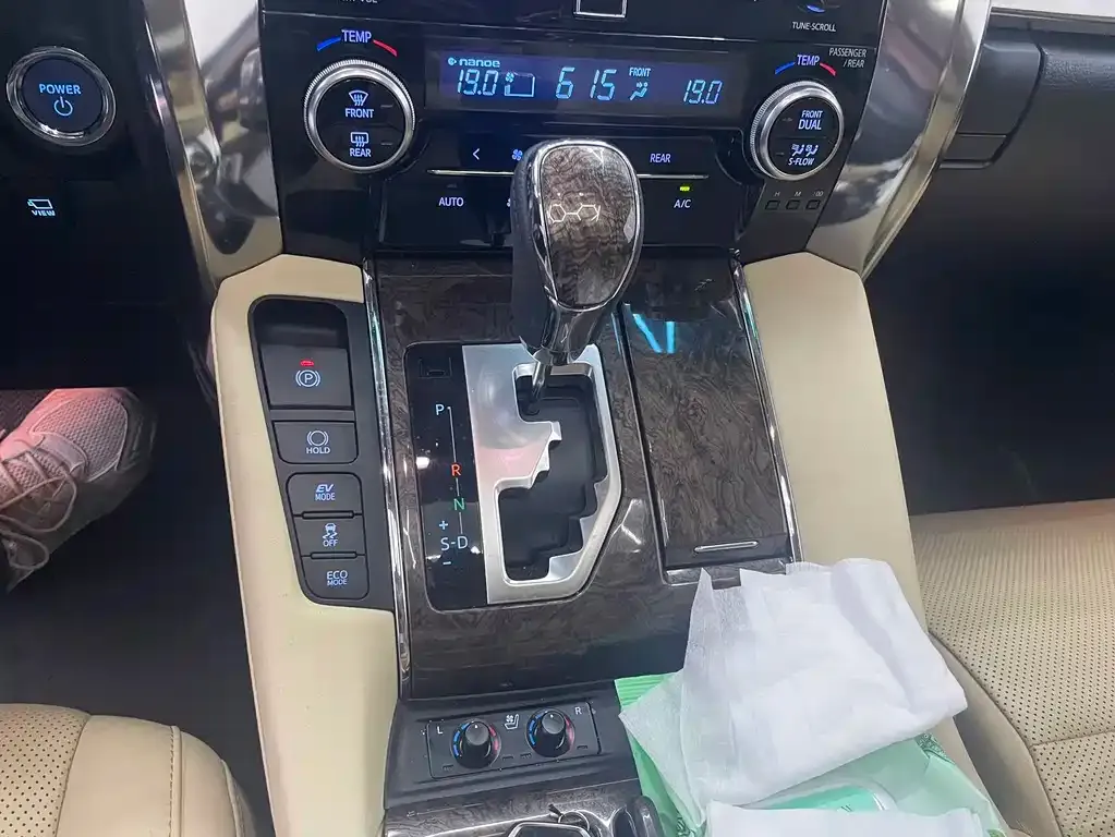 Toyota Vellfire — фото 3
