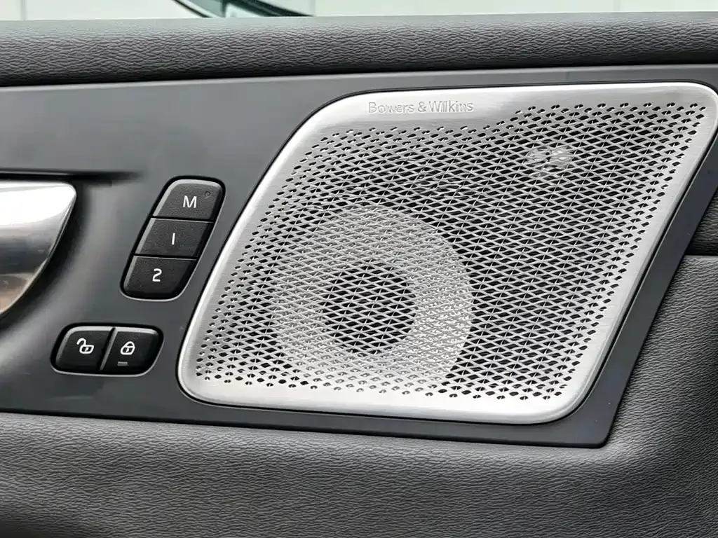Volvo XC60 — фото 10