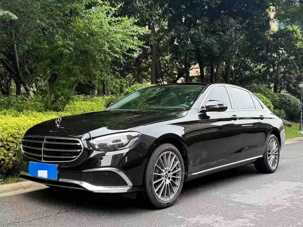 Mercedes-Benz E-Class — фото 1