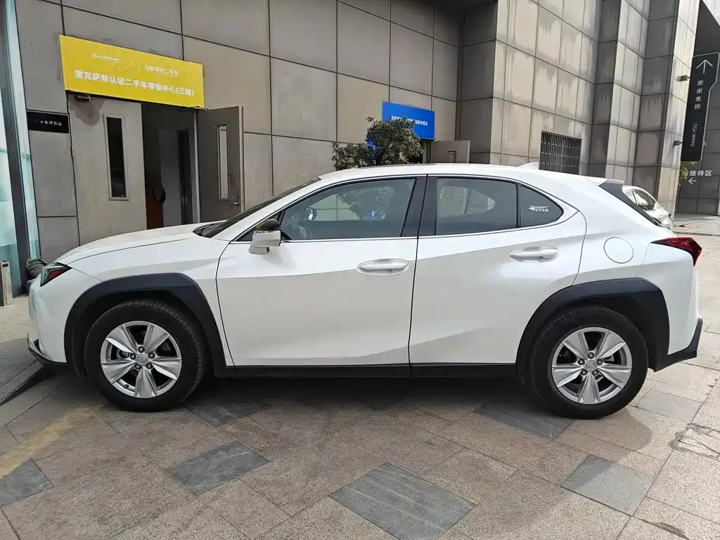 Lexus UX — фото 2