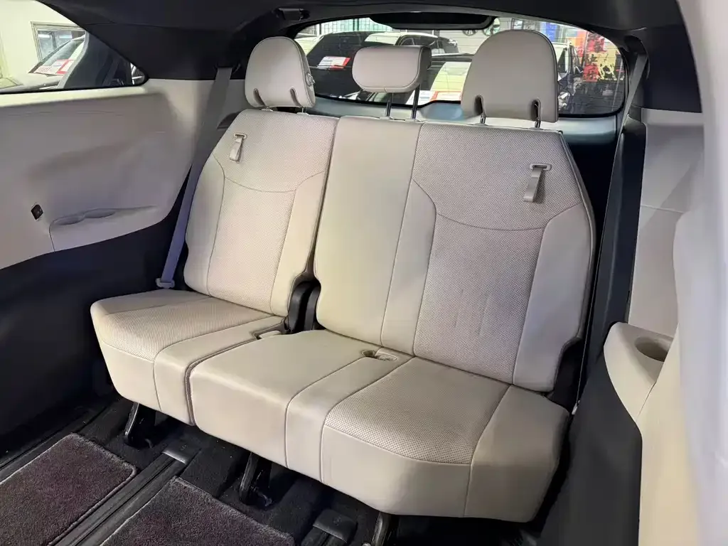 Toyota Sienna — фото 3
