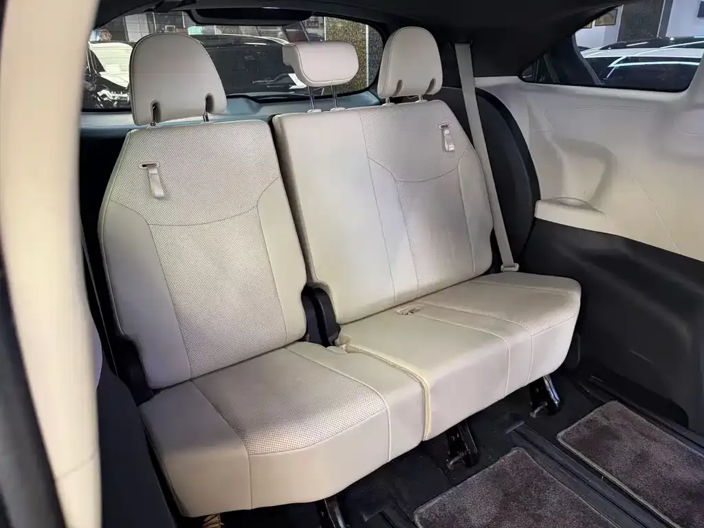 Toyota Sienna — фото 10