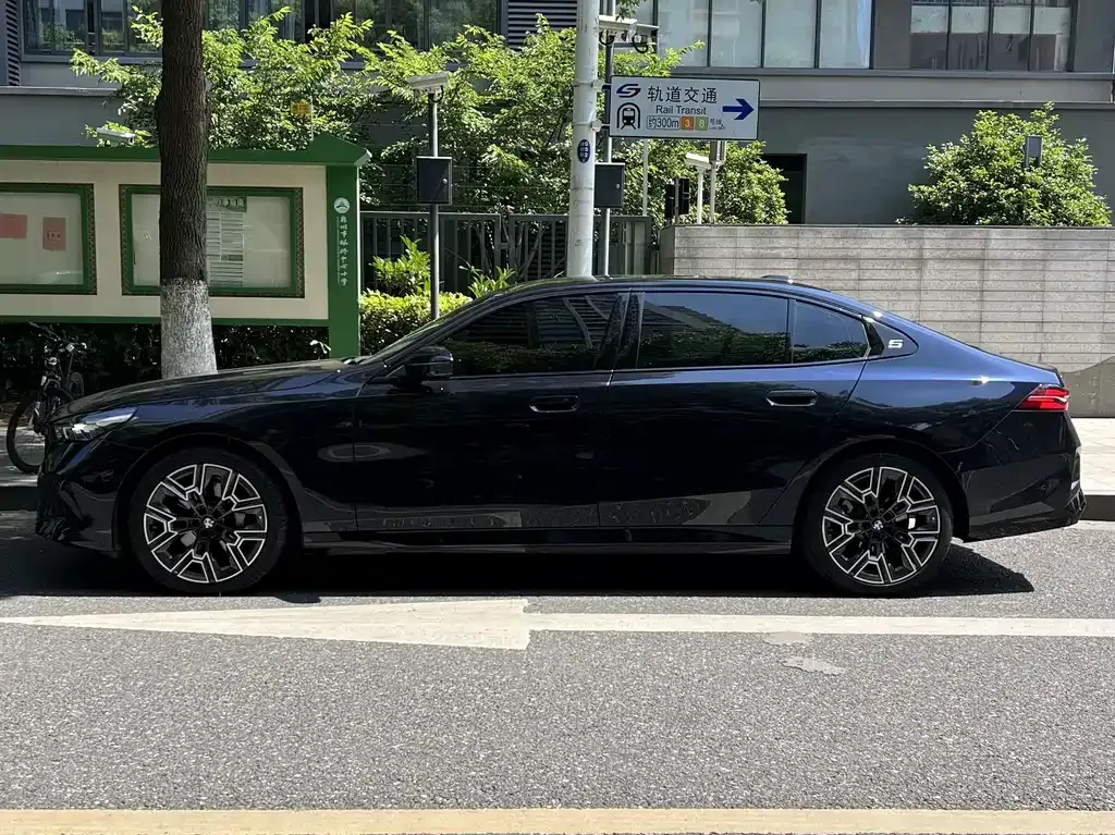 BMW 5 Series — фото 10
