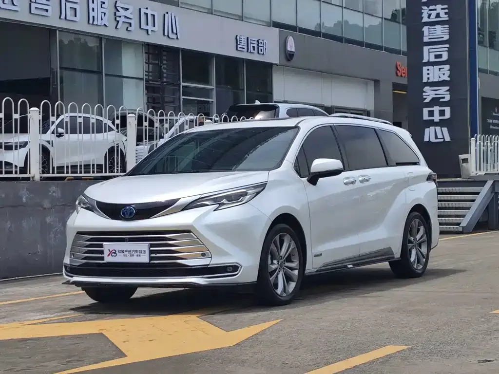 Toyota Sienna — фото 1