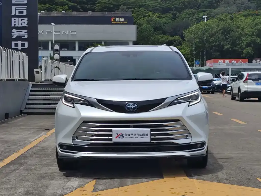 Toyota Sienna — фото 9