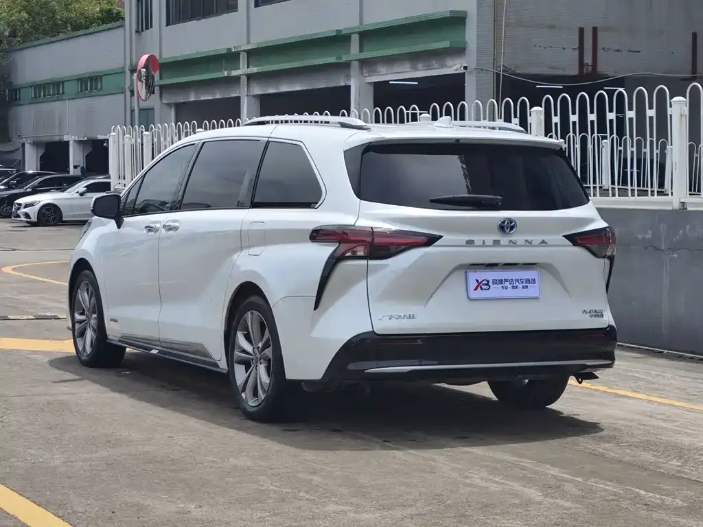 Toyota Sienna — фото 10