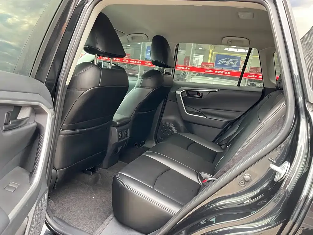 Toyota RAV4 — фото 9