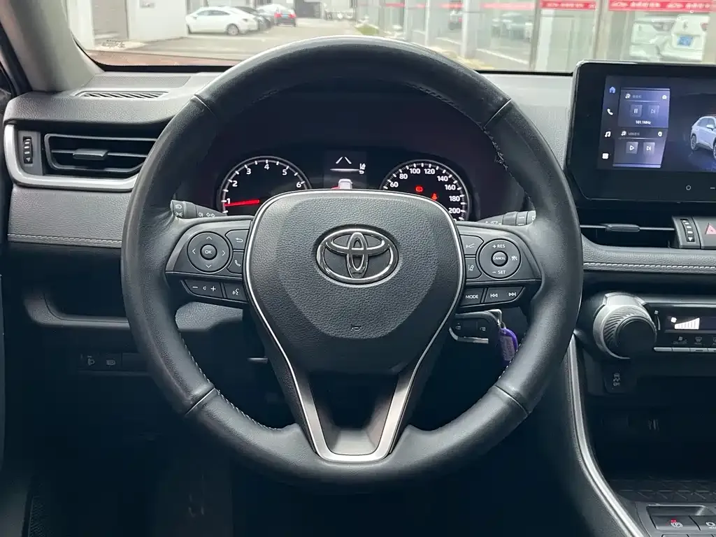 Toyota RAV4 — фото 10