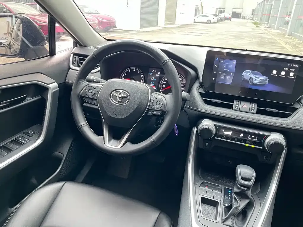 Toyota RAV4 — фото 8