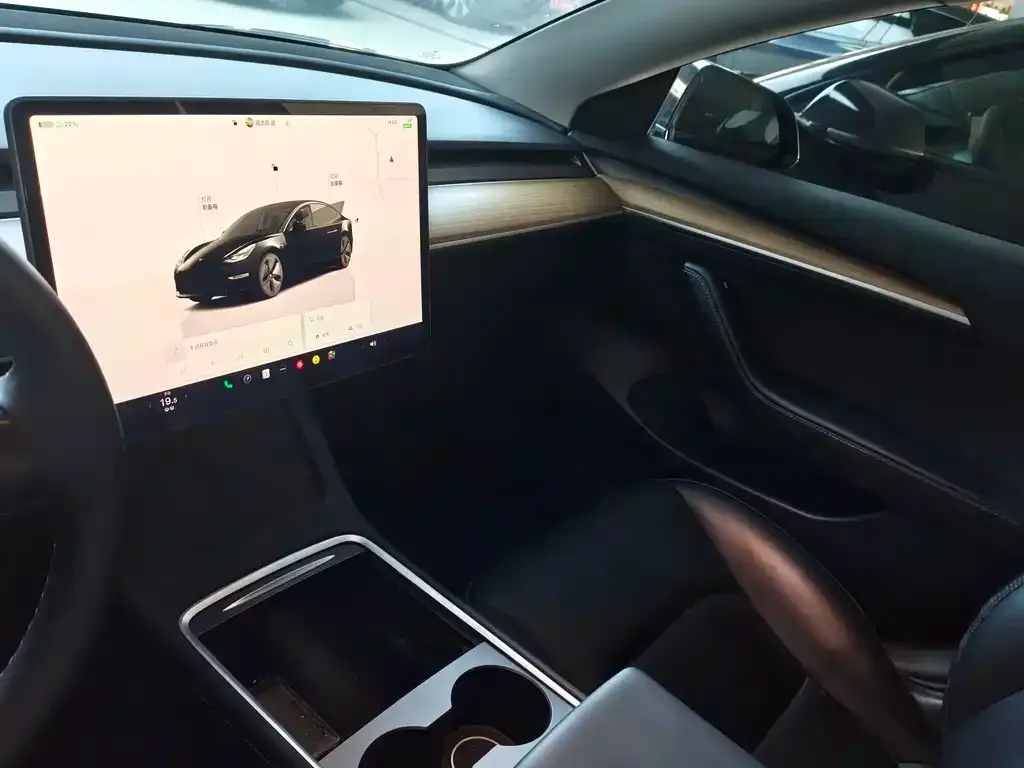 Tesla Model 3 — фото 3