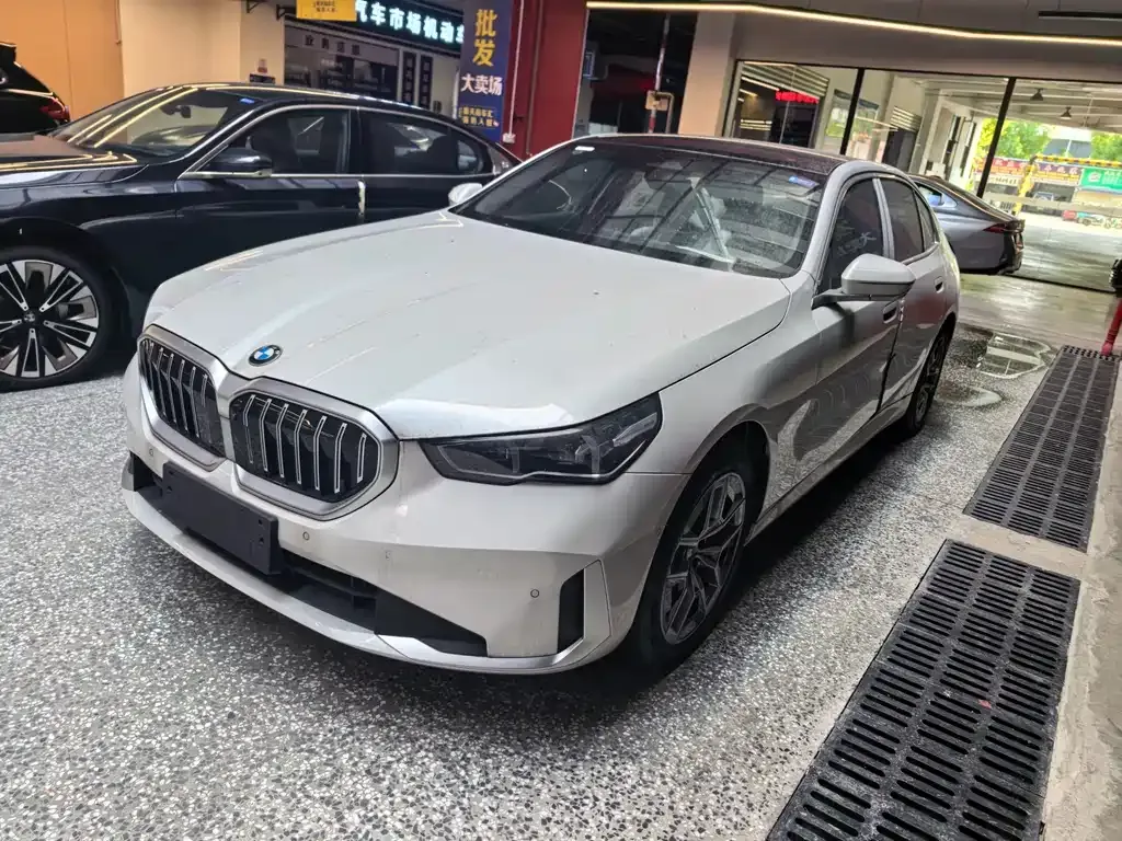BMW 5 Series — фото 1