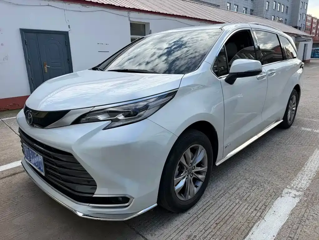 Toyota Sienna — фото 1