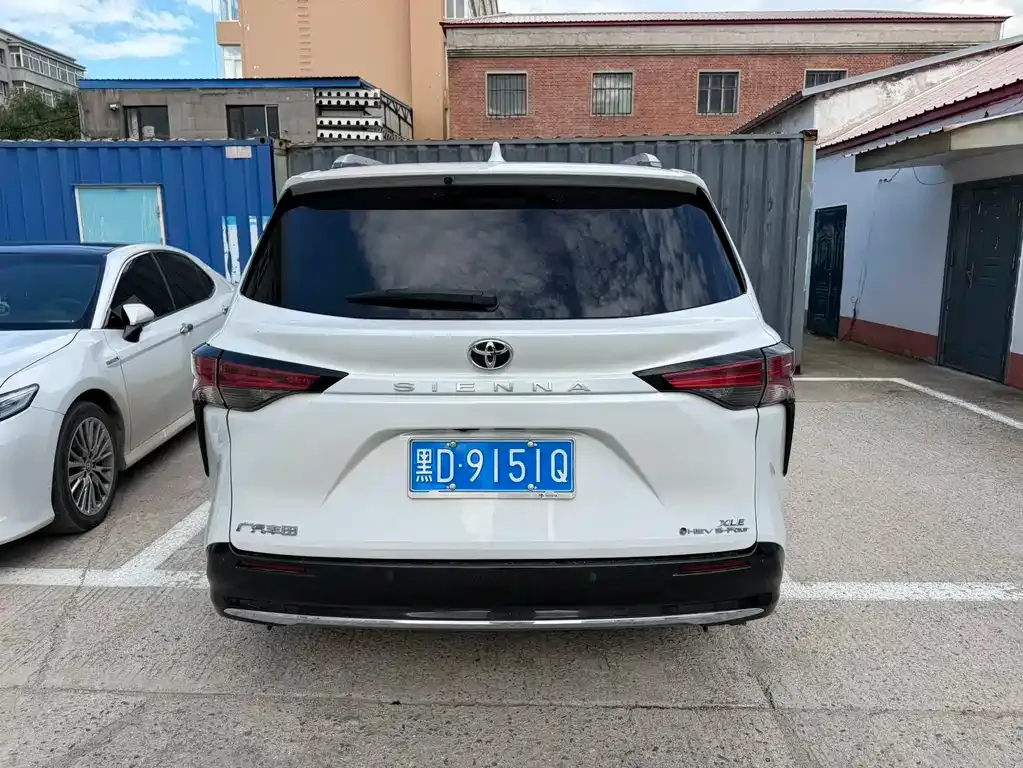 Toyota Sienna — фото 3