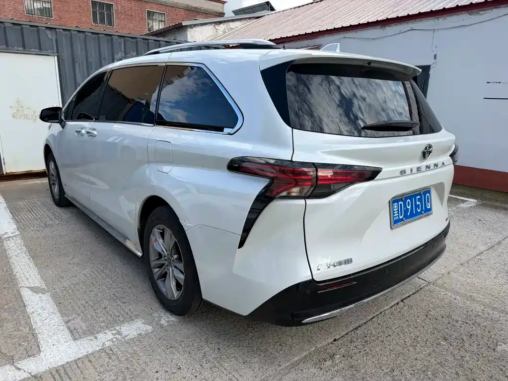 Toyota Sienna — фото 8