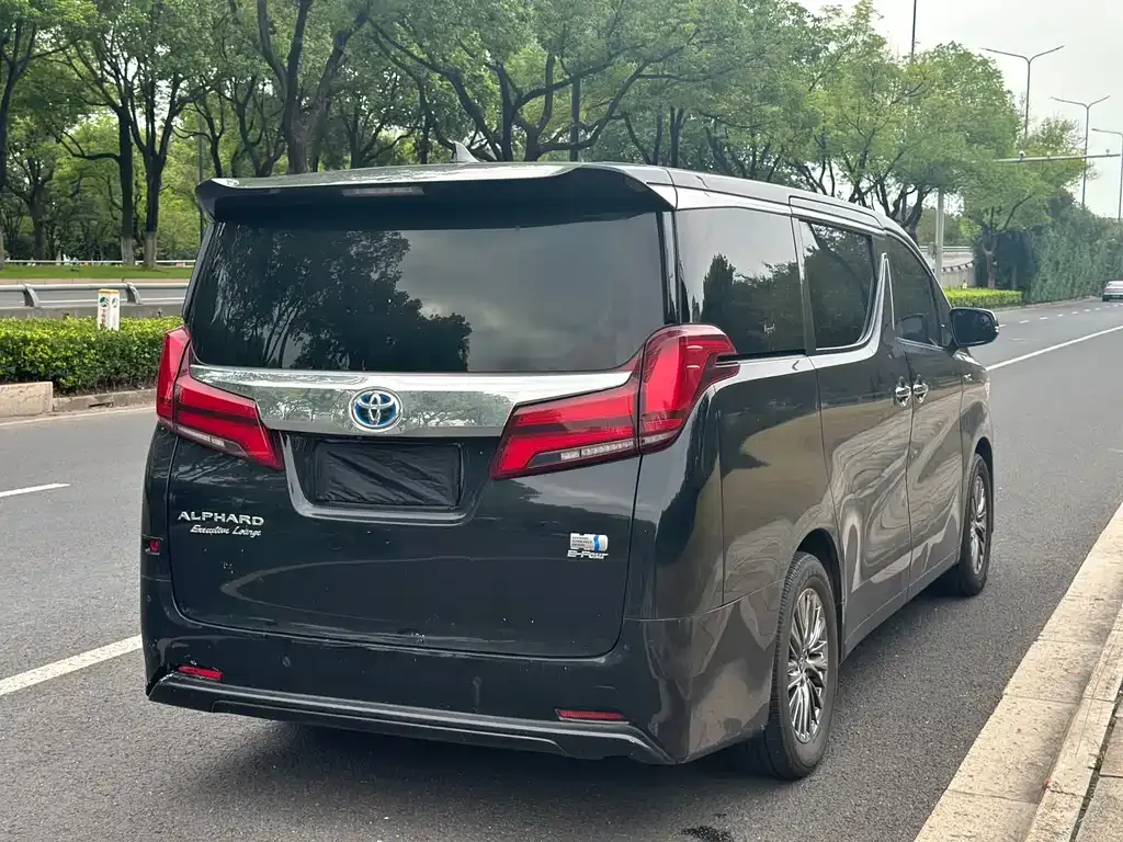 Toyota Alphard — фото 7